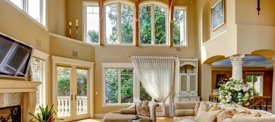 kaca besar ruang tamu